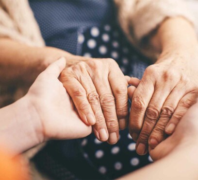 Läkare som håller patientens händer